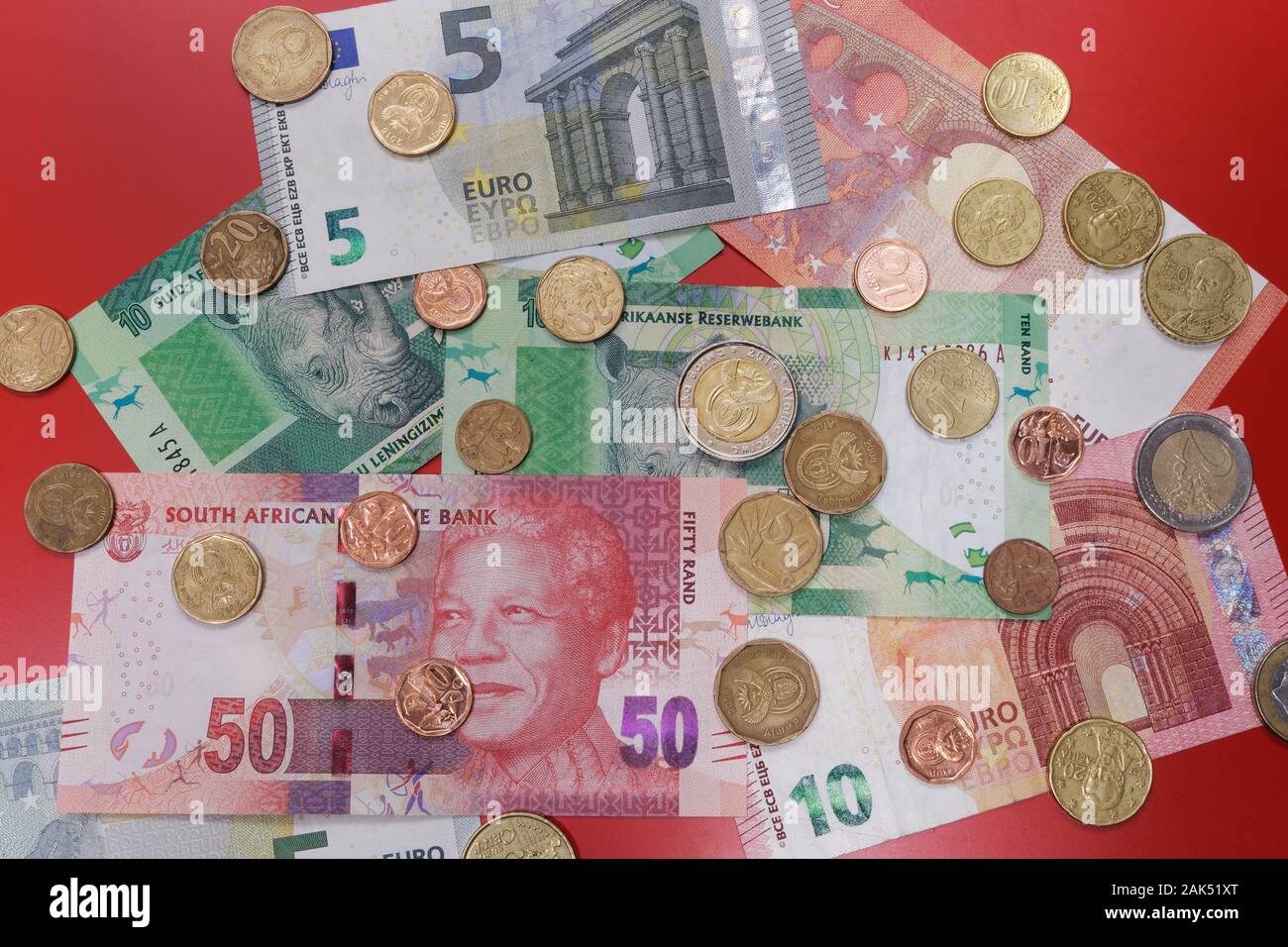 República de Sudáfrica rand oficial dinero y monedas con billetes de euro. ZAR  moneda bimetálica facturas con céntimos junto a 5 & 10 euros billetes y  monedas Fotografía de stock - Alamy