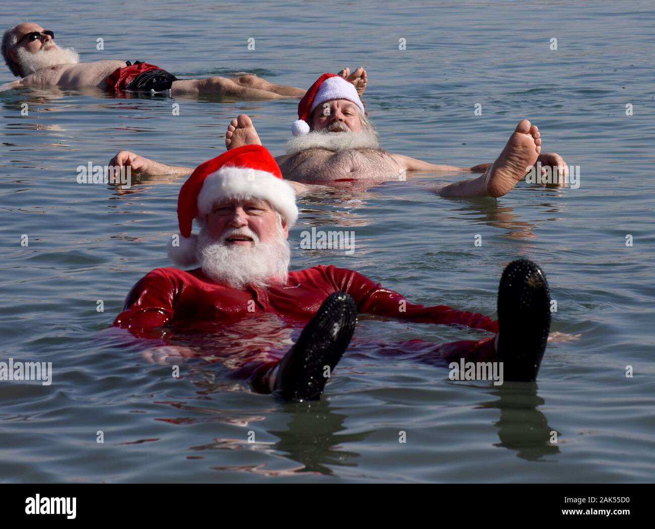 Neve Midbar, en la Ribera Occidental. 07Th ene, 2020. Hombres vestidos con  trajes de baño de Santa Claus, flotar en el Mar Muerto en la neve Midbar  beach, en la Ribera Occidental,