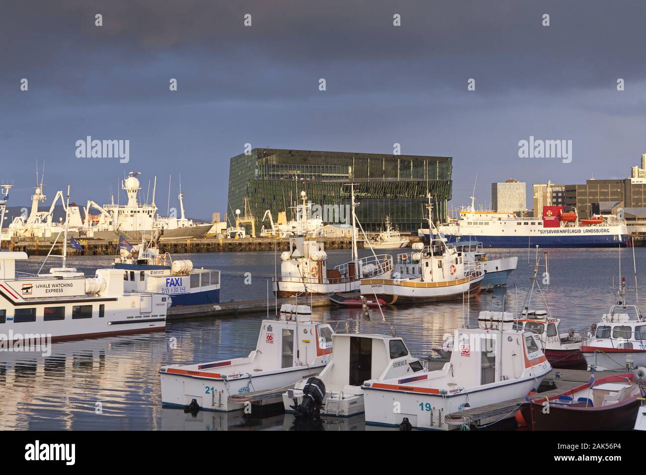 Reykjavik: Fischerboote im Hafen, Hg das Opern im- und Konzerthaus "Harpa", Isla | mundial de uso Foto de stock
