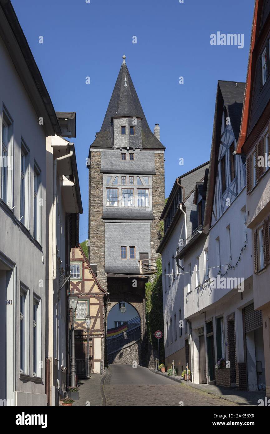 Bacharach: Blick in die Bluecherstraße mit dem Steeger Tor in der Stadtmauer, Rhein | uso en todo el mundo Foto de stock