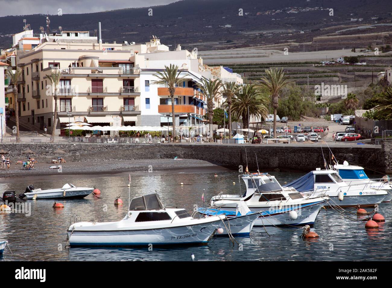 Pequeñas embarcaciones amarradas alongisde Playa San Juan Playa, Tenerife, Islas Canarias Foto de stock