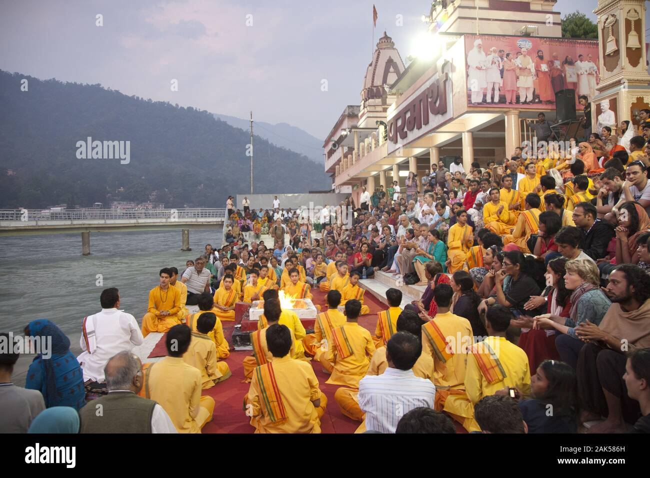 Rishikesh, Uttarakhand: Bundesstaat Glaeubige an den am Ghats Ganges bei der allabendlichen Zeremonie zum Sonnenuntergang, Indien | uso en todo el mundo Foto de stock