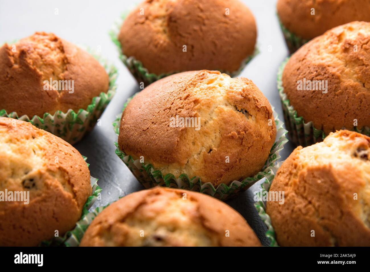 Muffins cupcakes sin decoración sobre la mesa Foto de stock