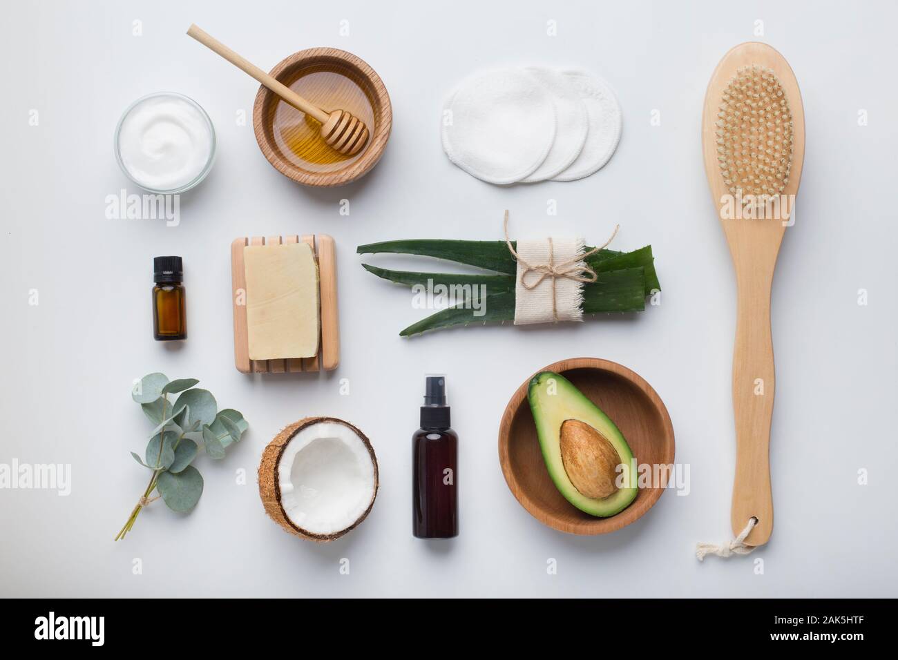 Concepto de productos orgánicos de belleza natural. Eco cosmética para el  cuidado del cuerpo aislado sobre fondo blanco Fotografía de stock - Alamy