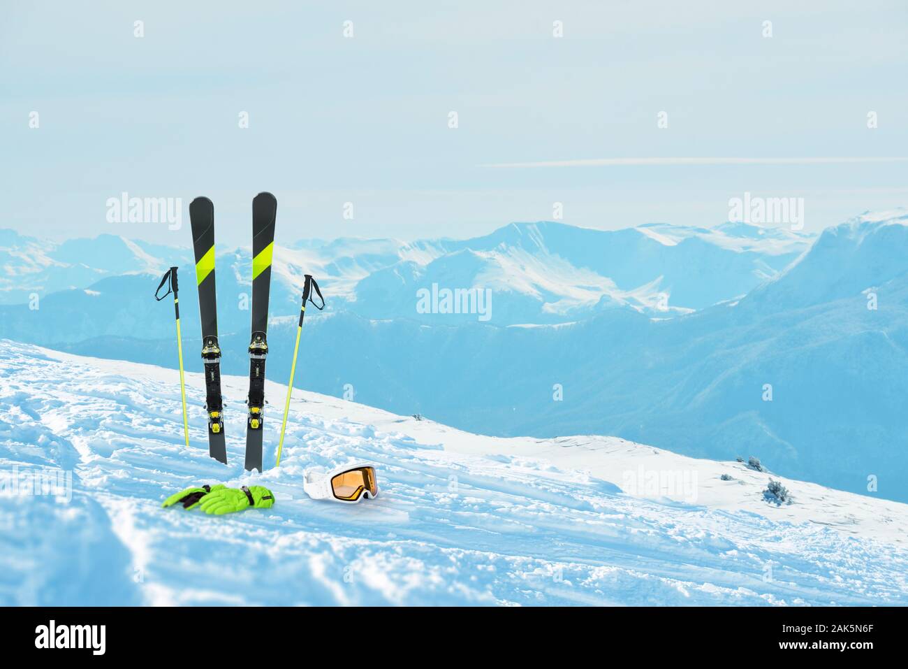 El equipo de esquí en la nieve. Estación de esquí y picos de montañas en el fondo es un . El concepto de vacaciones de invierno y los deportes de invierno Foto de stock