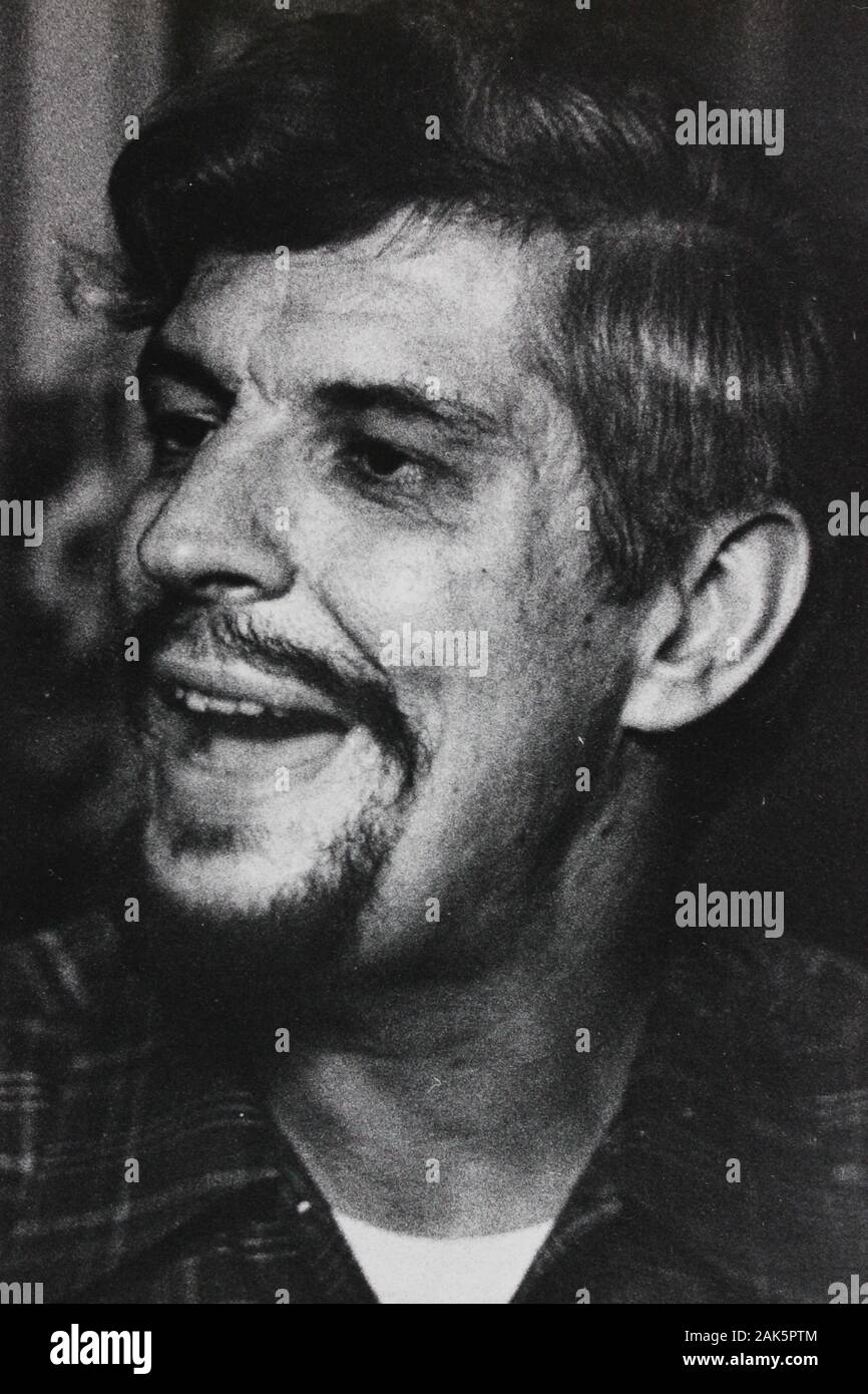 Fina fotografía vintage en blanco y negro de los años 70 de un hombre de mediana edad riendo con bigote y barba Foto de stock
