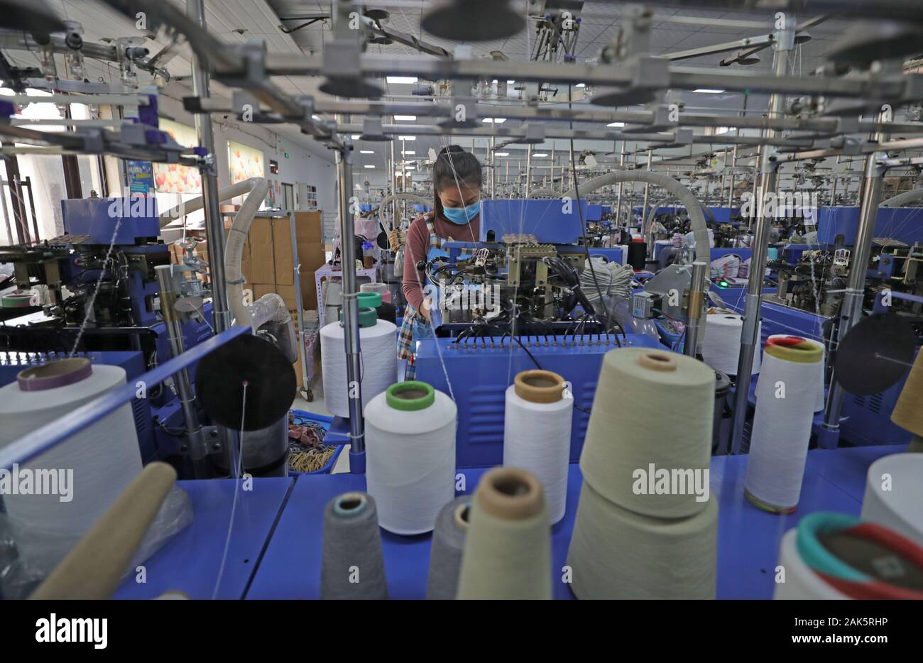 Liaoyang, la Provincia China de Liaoning. 7 ene, 2020. Un trabajador de una  fábrica de calcetines Xiaobeihe antiguo de la ciudad de Liaoyang, al  noreste de la Provincia China de Liaoning, Ene