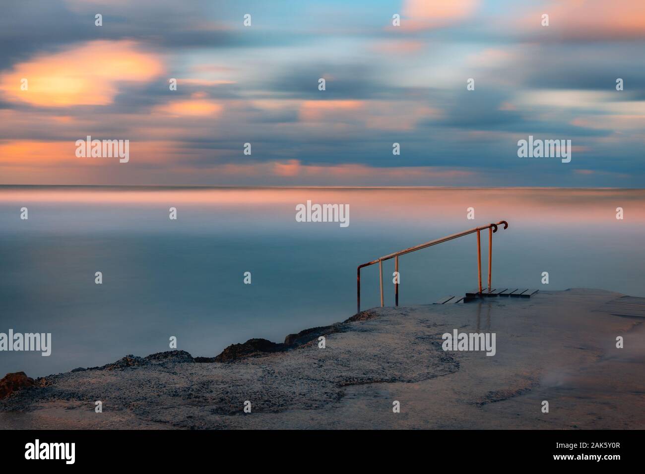La larga exposición seascape fine art fotografía de pier en un amanecer en Paphos, Chipre Foto de stock