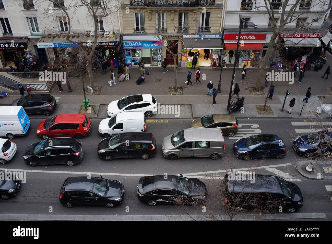 Tráfico y peatones como París huelga de transporte provoca la interrupción de viaje, Boulevard Barbès, 75018 París, Francia Foto de stock