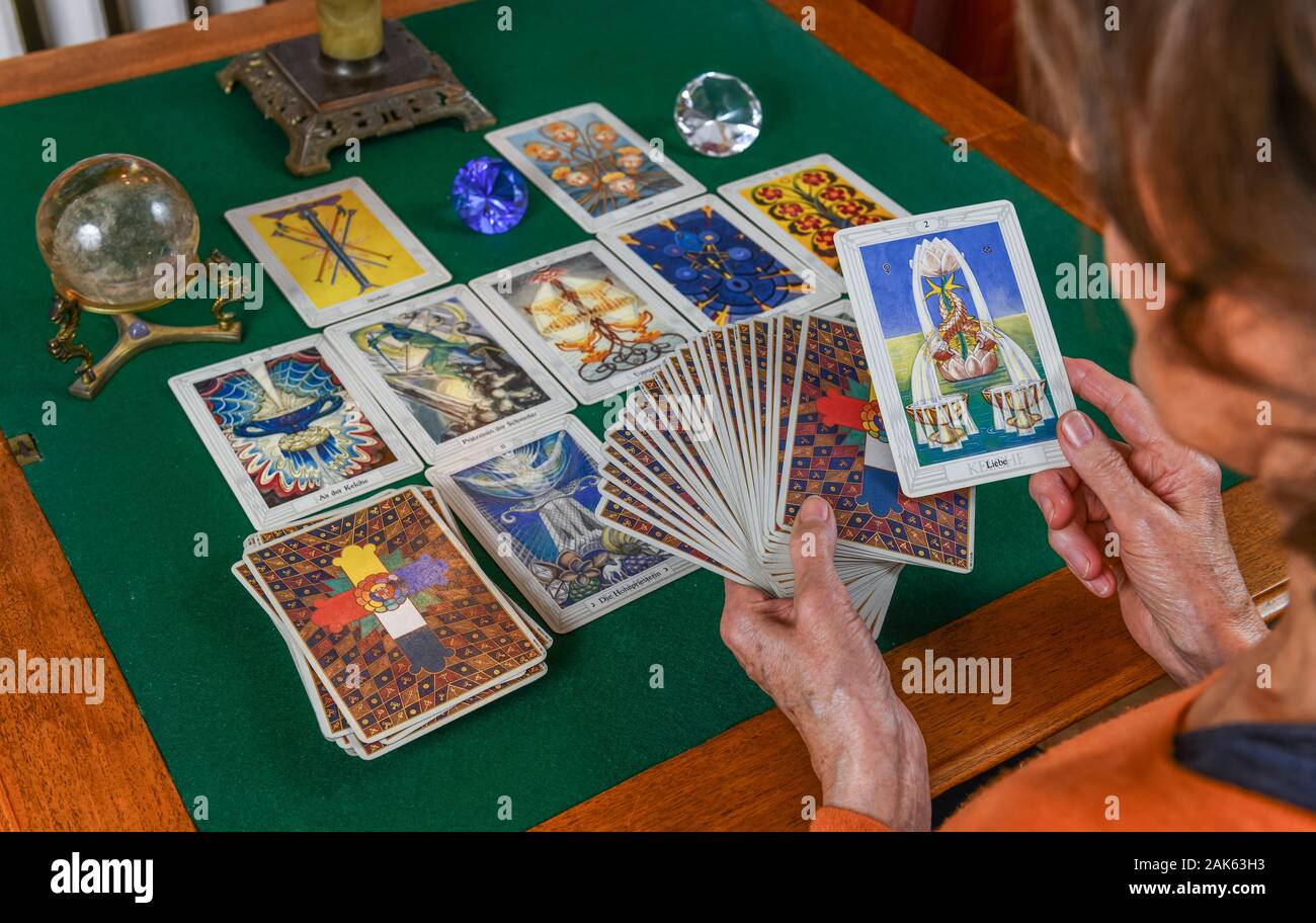 Tarot, anciana sentar las cartas, prediciendo el futuro, Alemania  Fotografía de stock - Alamy