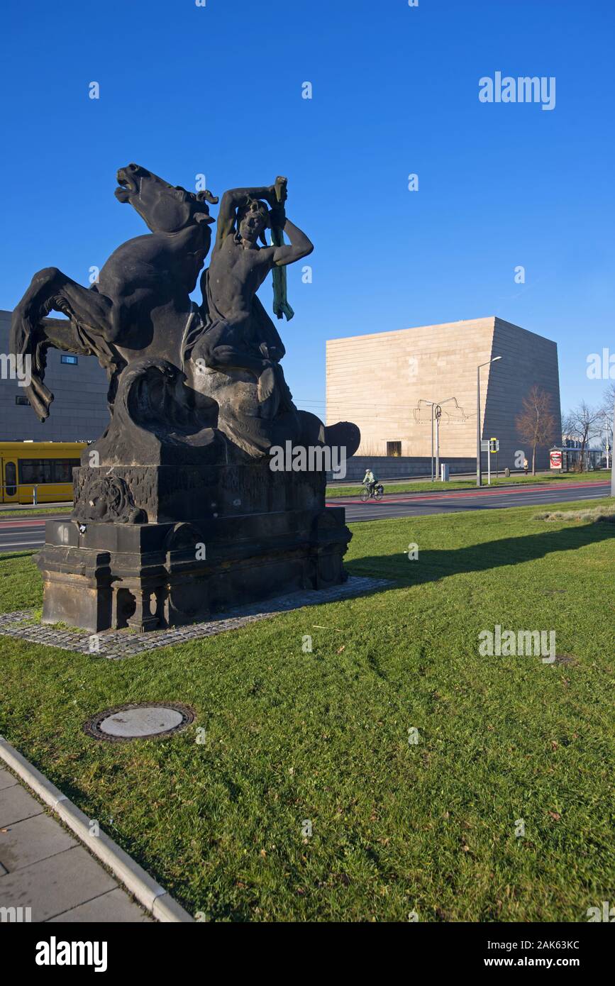 Dresde: Blick vom Rathenauplatz auf Neue Synagoge. Im Vordergrund eine Reiterplastik am suedlichen Brueckenkopf der Carolabruecke, Sachsen | uso wo Foto de stock