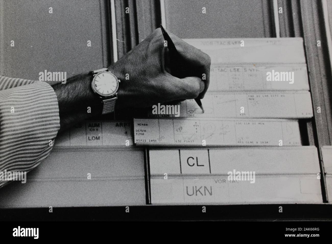 Fotografía extrema blanca y negra de una mano de los años setenta con un bolígrafo y una penalidad Foto de stock
