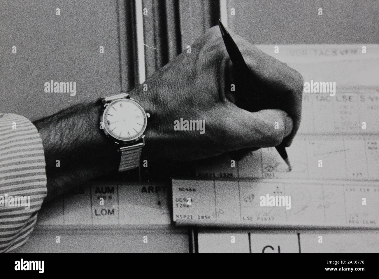 Fotografía extrema blanca y negra de una mano de los años setenta con un bolígrafo y una penalidad Foto de stock