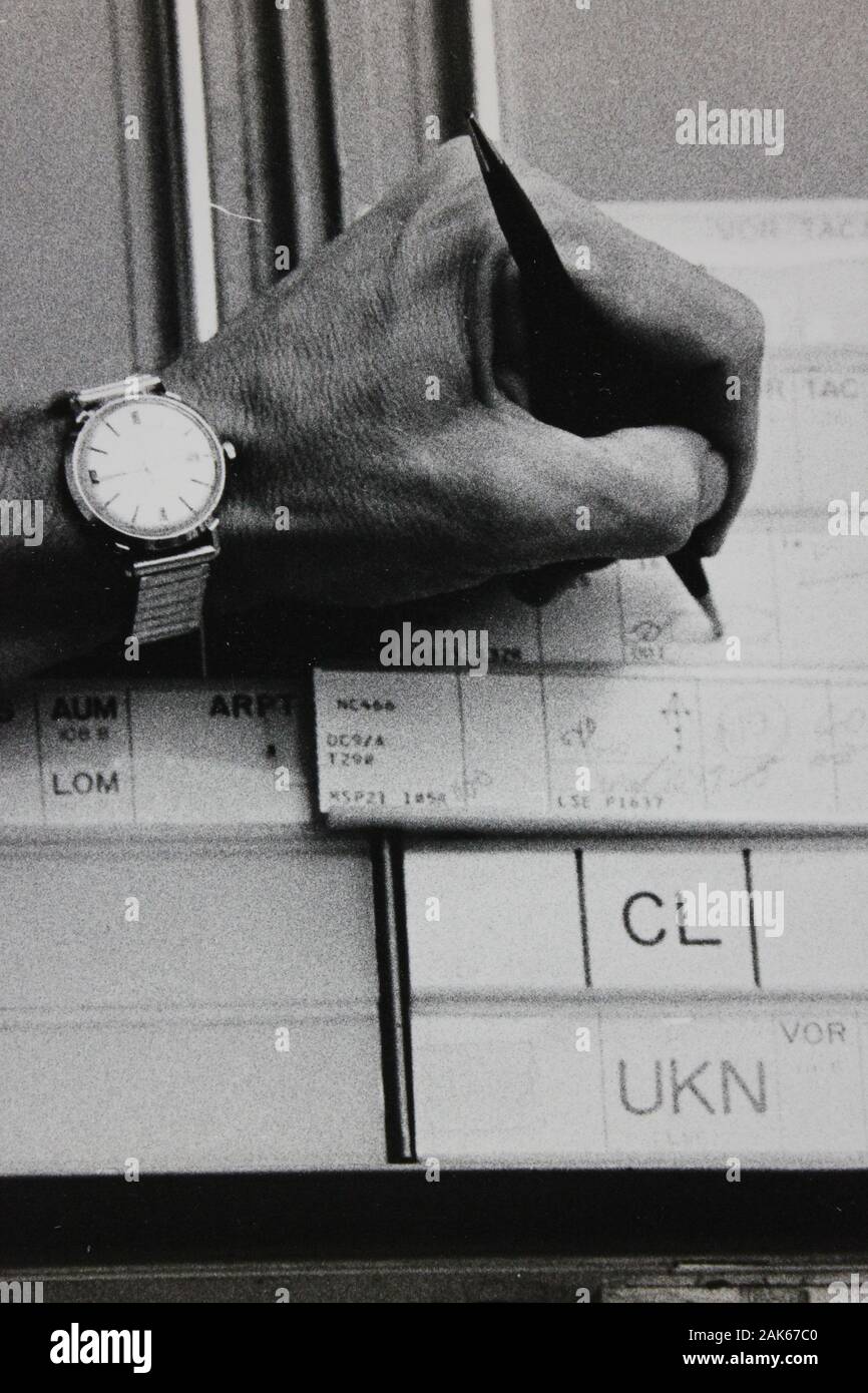 Fotografía extrema blanca y negra de una mano de los años setenta con un bolígrafo y una penalidad Foto de stock