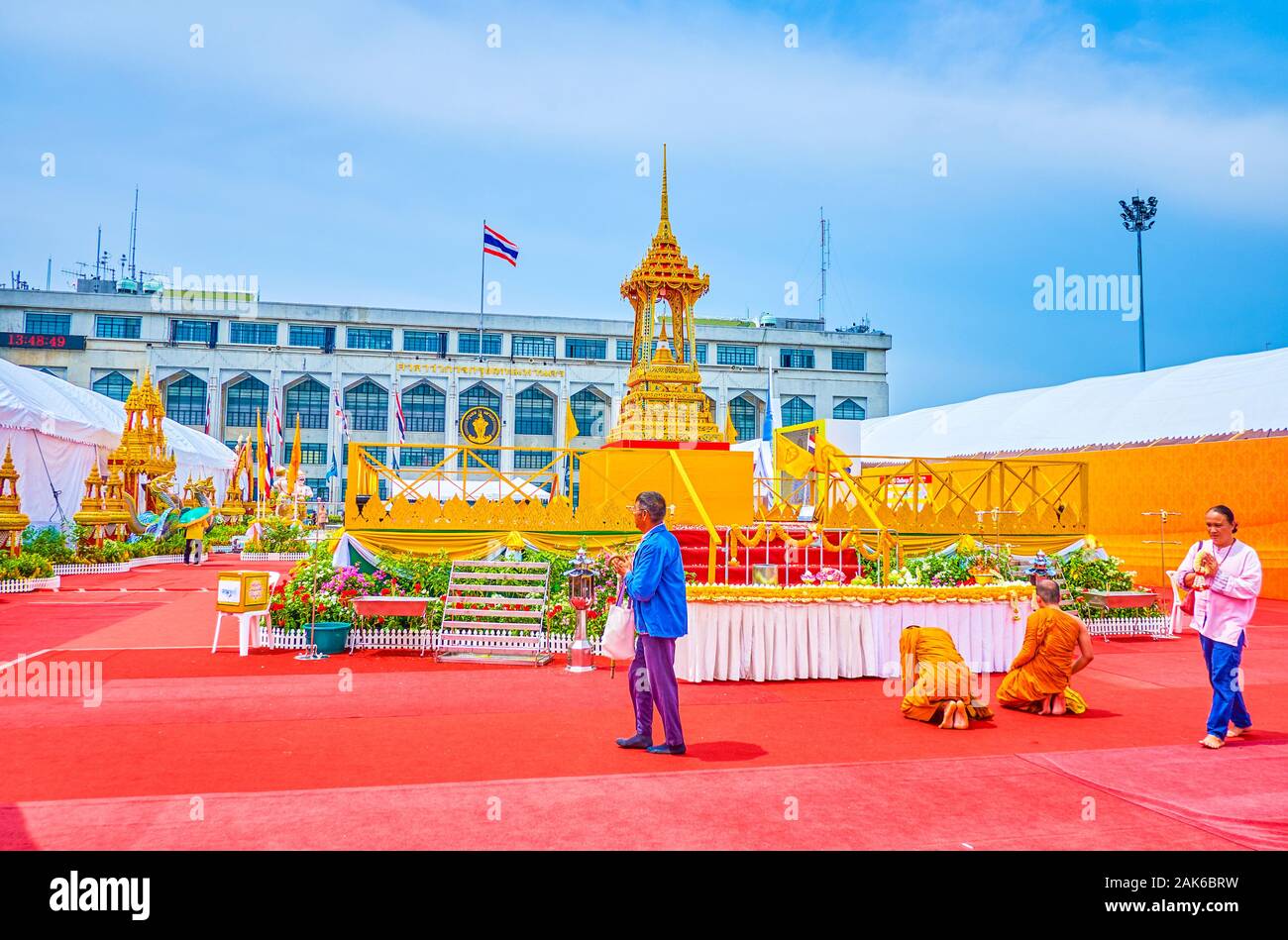 BANGKOK, TAILANDIA - Abril 15, 2019: los monjes rezan en el mandop situado entre los pabellones de la feria de bienes de religión en Lan Khon Mueang Town Square, en un Foto de stock