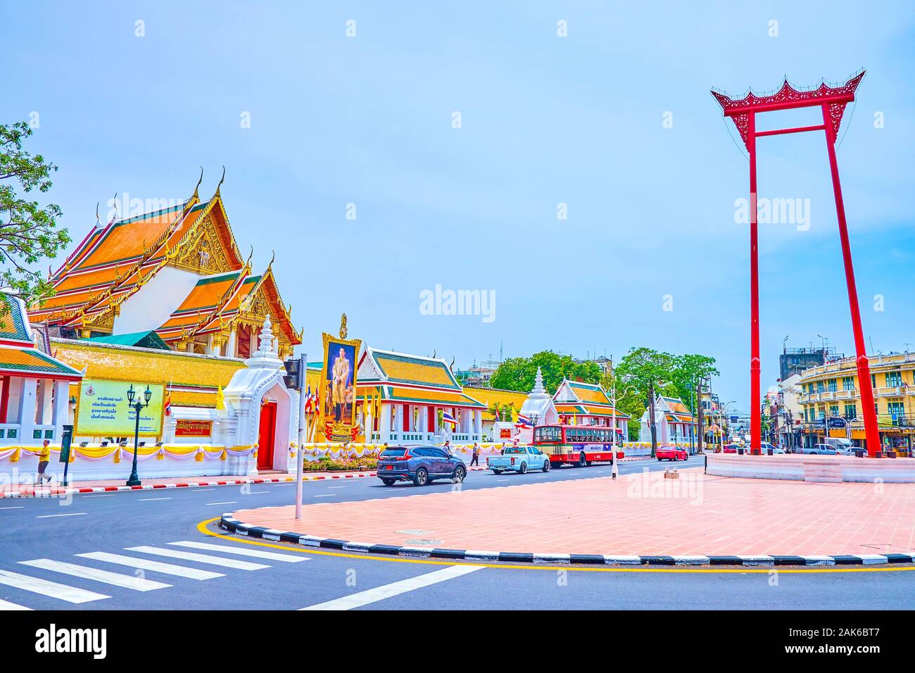 BANGKOK, TAILANDIA - Abril 15, 2019: el templo Wat Suthat y el ala gigante structureaare los más famosos monumentos de la parte residencial de históricos Foto de stock