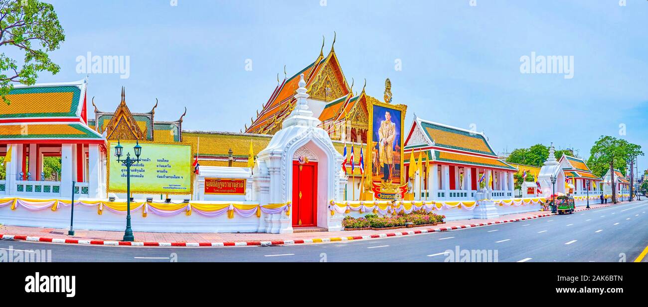 BANGKOK, TAILANDIA - Abril 15, 2019: El asombroso puertas principales de Wat Suthat templo y edificios de los alrededores de diversos propósitos, el 15 de abril en Bangkok Foto de stock