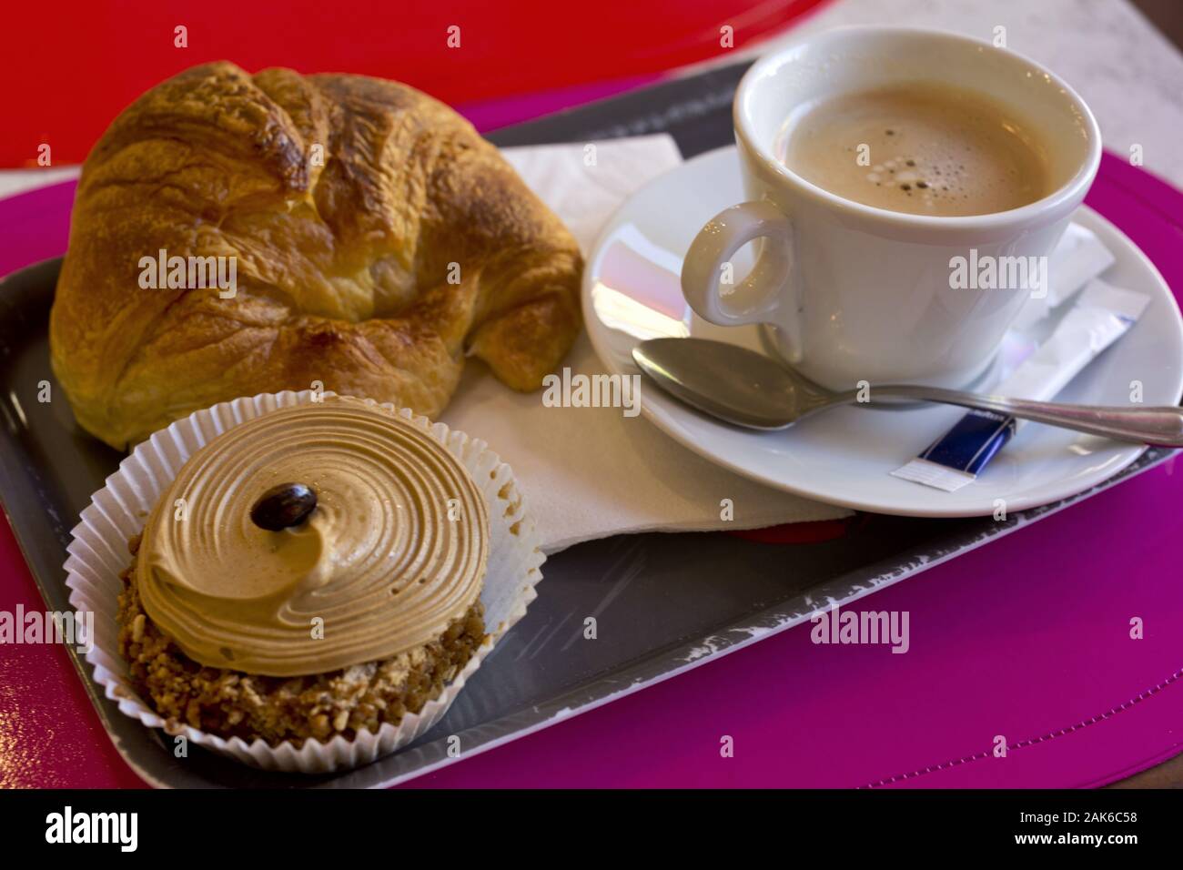 En Sanary-sur-Mer: mit und Gebaeck Fruehstueck croissant, Provenza | uso en todo el mundo Foto de stock