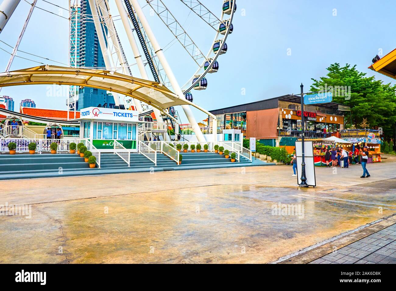 BANGKOK, TAILANDIA - Abril 15, 2019: el pequeño cuadrado con la entrada a las ruedas de Ferris en asiatique, el Riverfront Mall, el 15 de abril en Bangkok Foto de stock