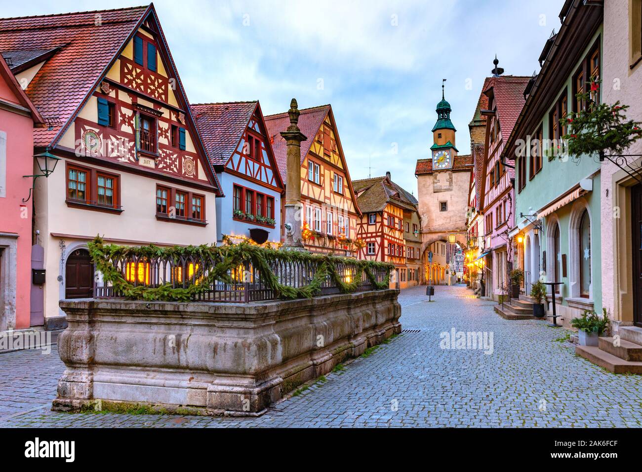 La calle de Navidad iluminado y decorado con la puerta y la torre Markusturm en la antigua ciudad medieval de Rothenburg ob der Tauber, Baviera, Alemania del sur Foto de stock