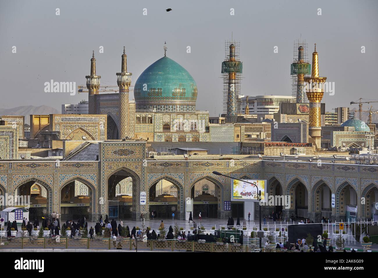 Razavi-Chorasan/Mashhad: Imam-Rez-Schrein mit mausoleo von Imam Reza, Blick auf die Kuppel- und Minareh-Silhouehe, Irán | uso en todo el mundo Foto de stock