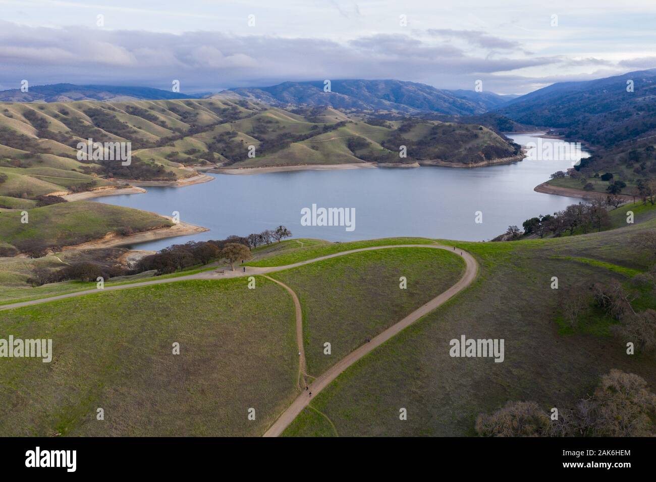 Visto desde una vista de pájaro, las colinas del norte de California, justo al este de Oakland y San Francisco, han convertido a la verde después de las lluvias del invierno. Foto de stock