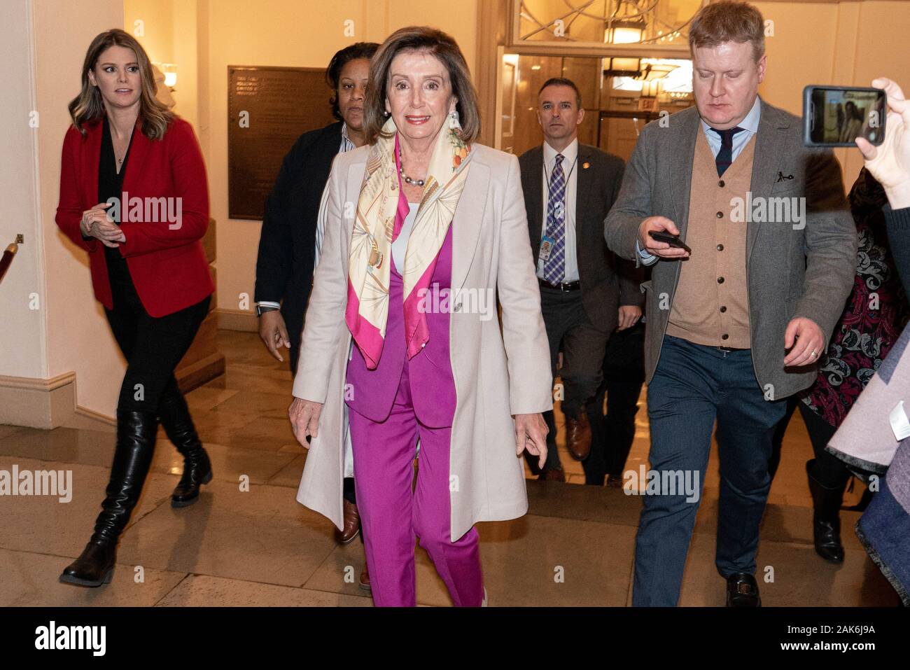 Washington, Estados Unidos. 07Th ene, 2020. El portavoz de la Cámara de Representantes de los Estados Unidos Nancy Pelosi (D-CA) camina a su oficina en el Capitolio en Washington, DC el Martes, Enero 7, 2020. Foto por Ken Cedeno/UPI. Crédito: UPI/Alamy Live News Foto de stock