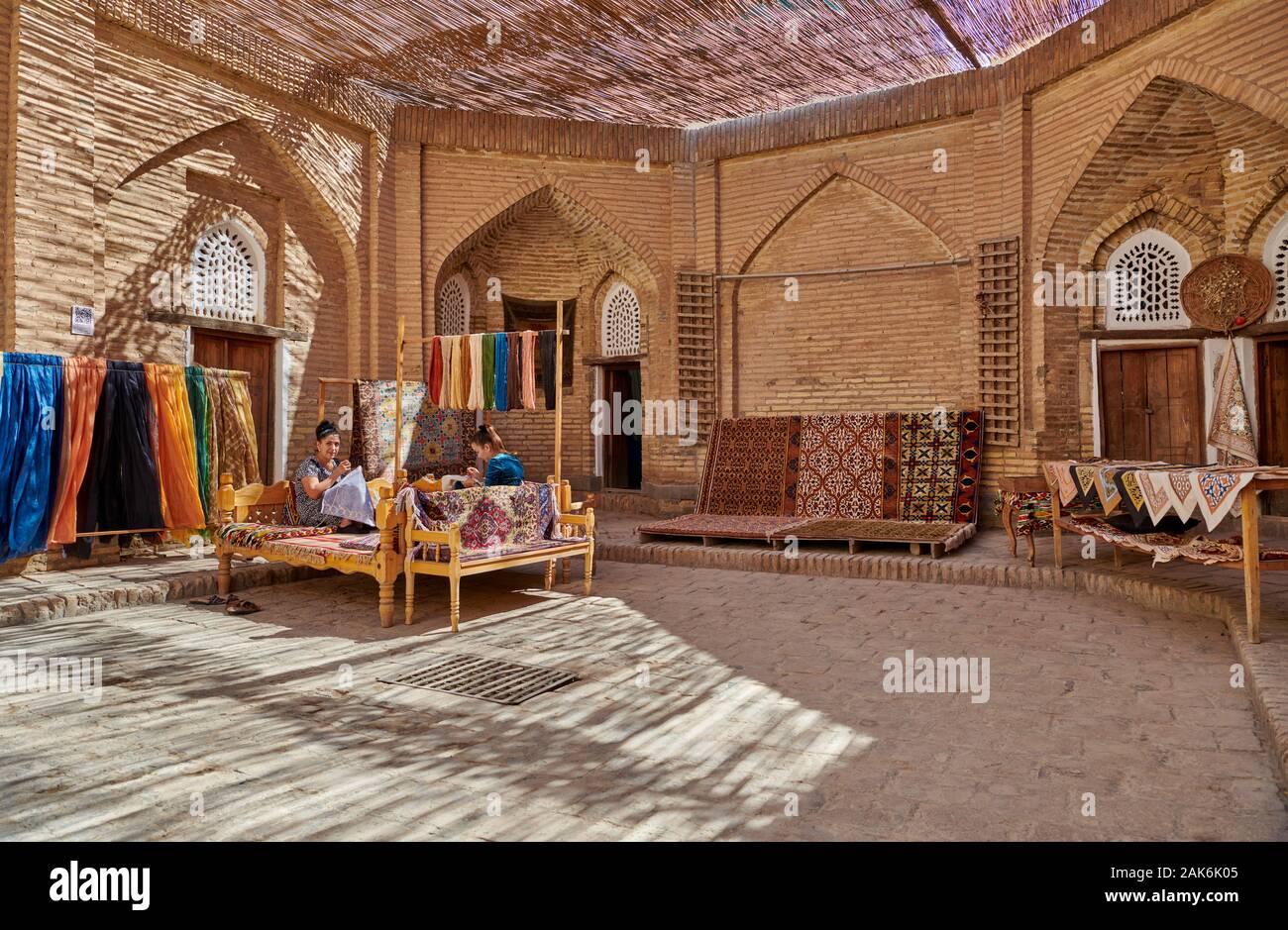 La fabricación de alfombras de seda en el tejido de alfombras, Itchan-Kala, Khiva, Uzbekistán, en Asia Central Foto de stock