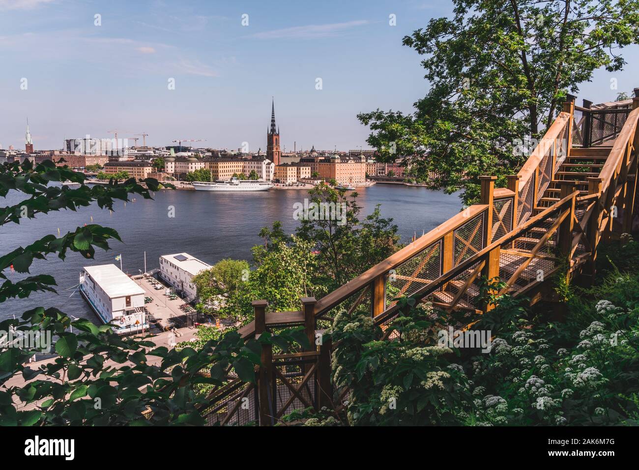 Estocolmo Suecia 06.20.2019 Editorial escaleras de madera hacia abajo desde Mariaberget con Riddarholmen en el fondo y los edificios históricos Foto de stock