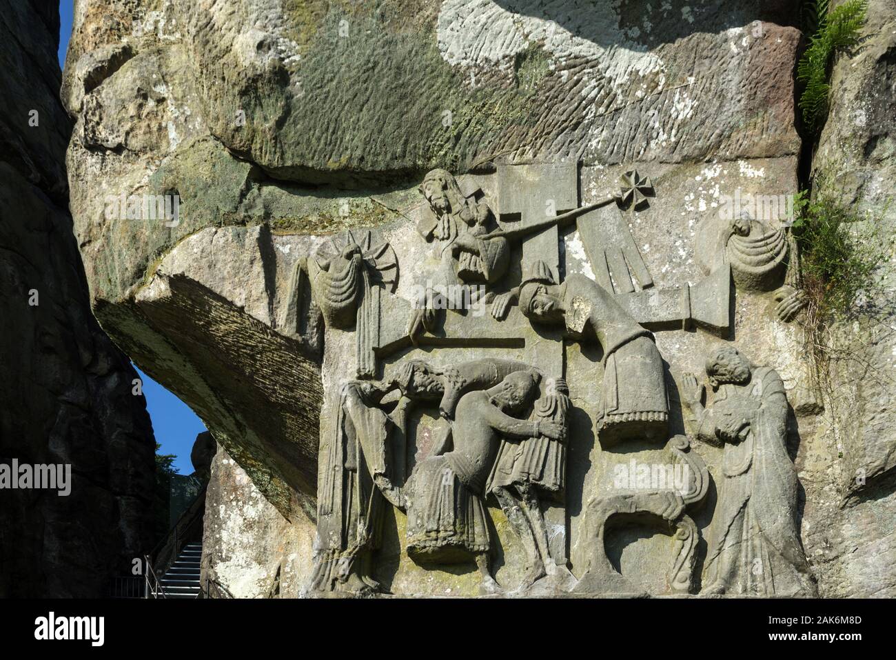 Horn-Bad Meinberg: Externsteine, fruehchristliche mittelalterliches Kreuzabnahmerelief Kultstaette, An der Sandstein-Felsformation, Teutoburger Wald | Foto de stock