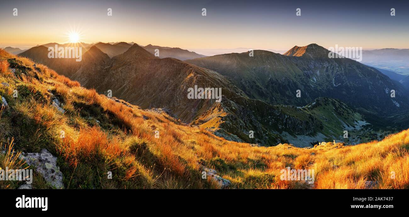 Atardecer en la montaña en Eslovaquia montaña - Rohace Tatras, panorama Foto de stock