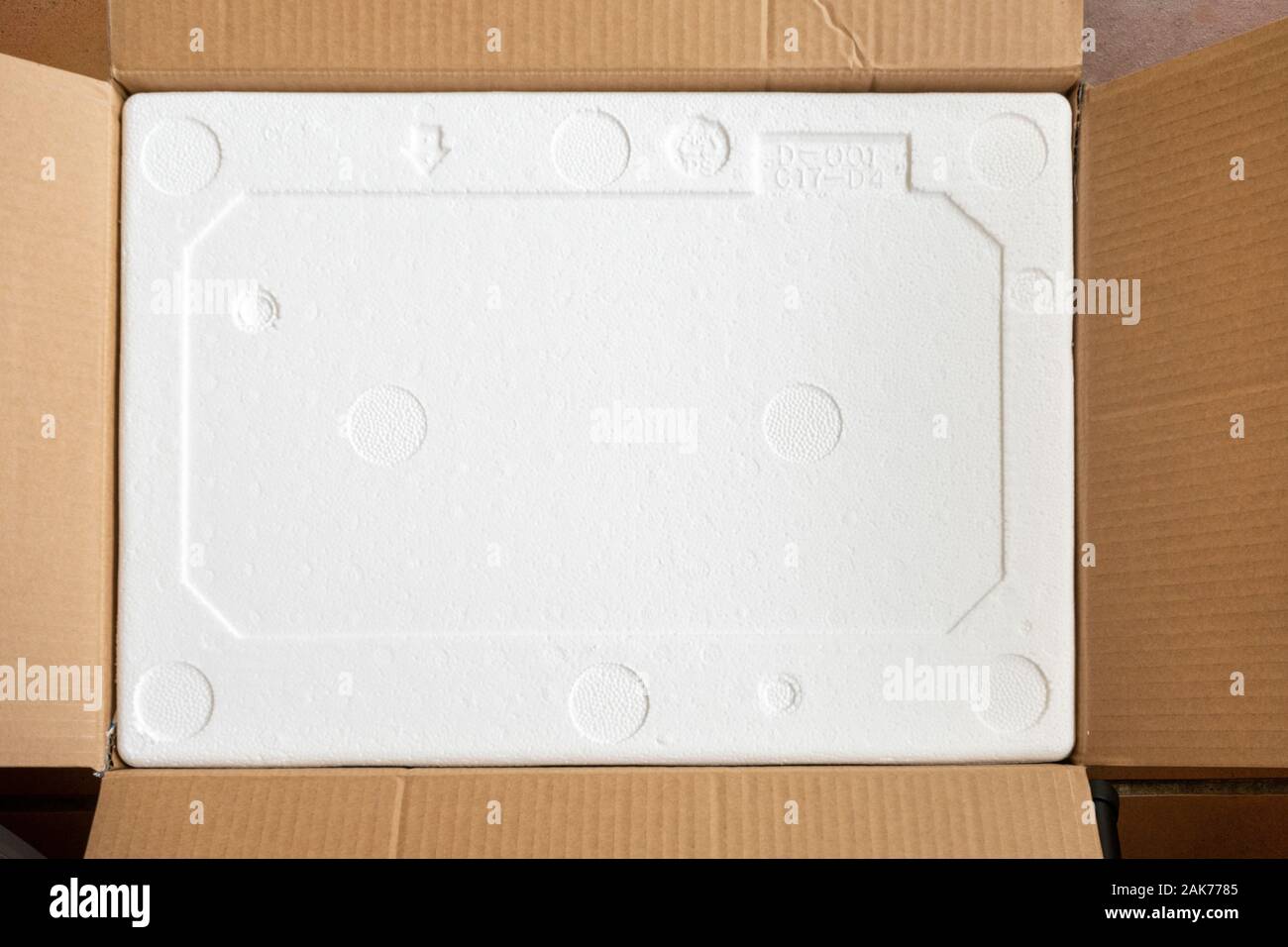 Embalaje: caja de cartón y poliestireno Foto de stock