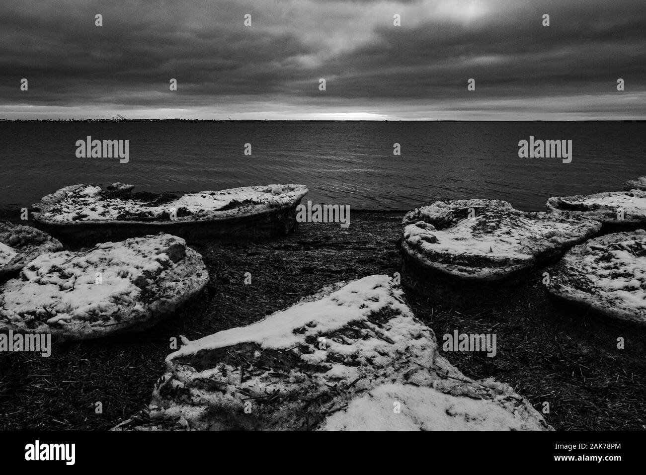 Trozos de hielo en la costa del Golfo de Finlandia Foto de stock