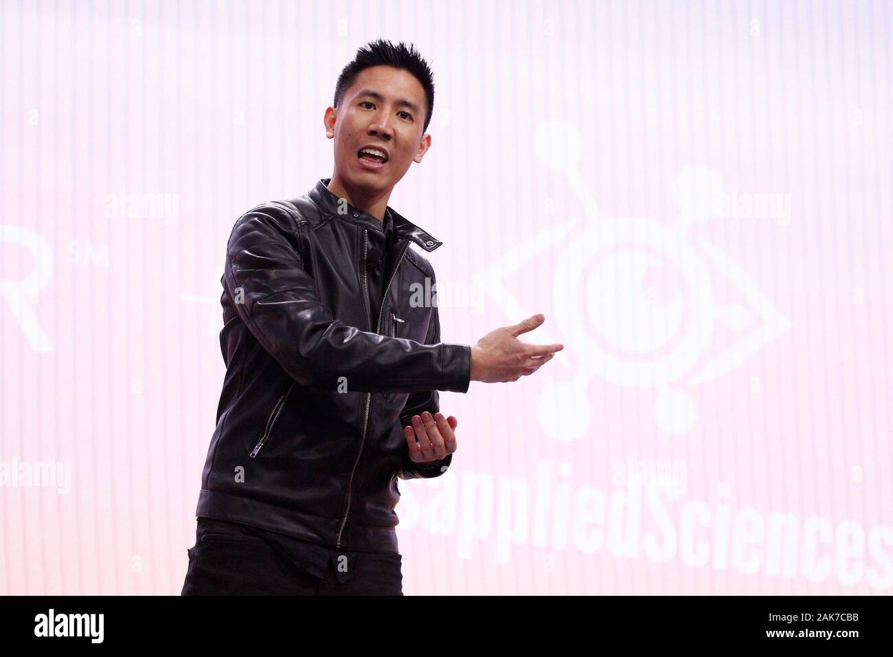 Las Vegas, Estados Unidos. 07Th ene, 2020. Albert Ng, CEO de direcciones de Ciencias mal aplicado a los medios de comunicación acerca de una alianza con Delta Airlines para utilizar su tecnología "realidad paralela" durante un discurso en el CES Internacional 2020, en el centro de convenciones Sands en Las Vegas, Nevada, el martes, 7 de enero de 2020. La nueva tecnología de pantalla permite a muchas personas buscando en la misma pantalla de forma simultánea para ver cosas diferentes. Foto por James Atoa/UPI Crédito: UPI/Alamy Live News Foto de stock