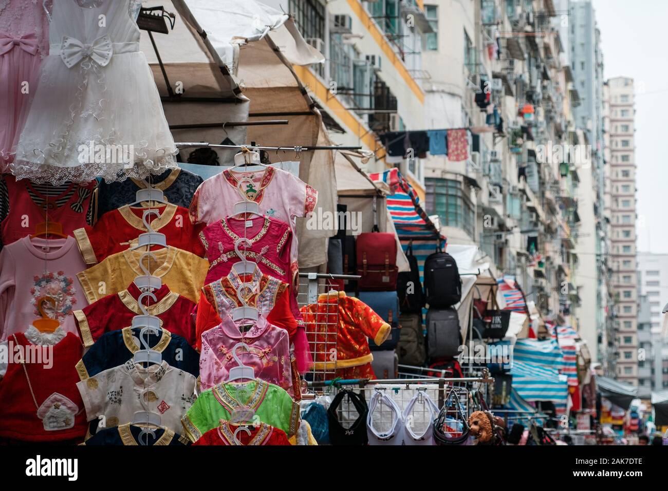 Hong Kong, China - Noviembre 2019: moda, ropa y mercancía en la calle  Market (mercado) Lenceria de Hong Kong, Tung Choi Street Fotografía de  stock - Alamy