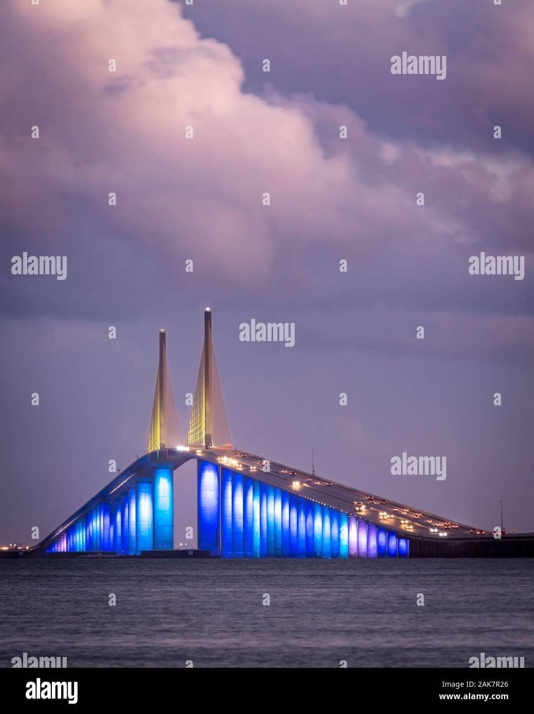 El Bob Graham Sunshine Skyway Cable-Stayed Bridge - un puente que cruza la bahía de Tampa, San Petersburgo y conexión de Bradenton, Florida, EE.UU. Foto de stock