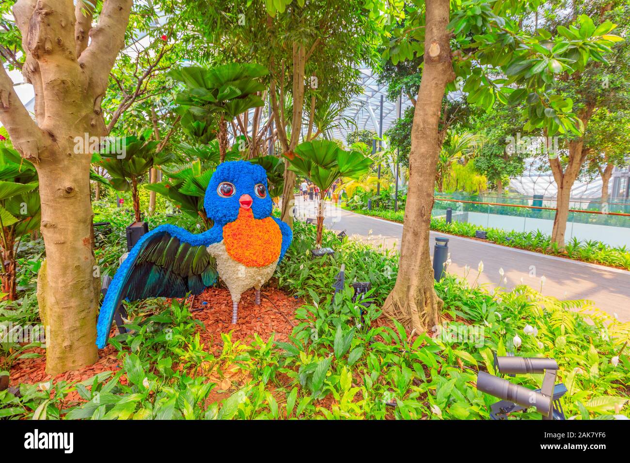 Singapur - el Aug 8, 2019: Robin Flor Escultura Topiary, paseo en canopy Park. Joya Changi Airport es un parque temático con jardines, atracciones, un Foto de stock