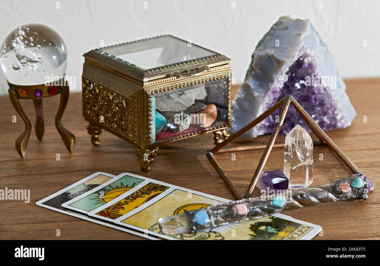 La Sanación con Cristales de curación incluidas herramientas varita, punto  de cristal de cuarzo, cartas del tarot, bolas de cristal y amatista  Fotografía de stock - Alamy