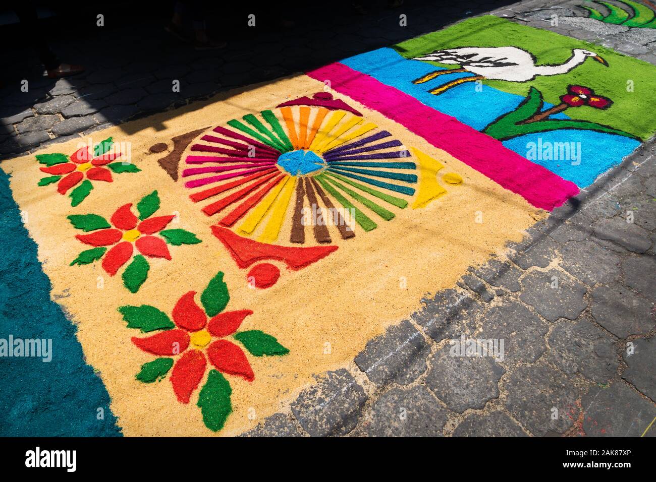 Alfombra, coloridas alfombras de aserrín con flores y adornos realizados en  la calle durante la Semana Santa, la Pascua, Santiago Atitlán, Guatemala  Fotografía de stock - Alamy