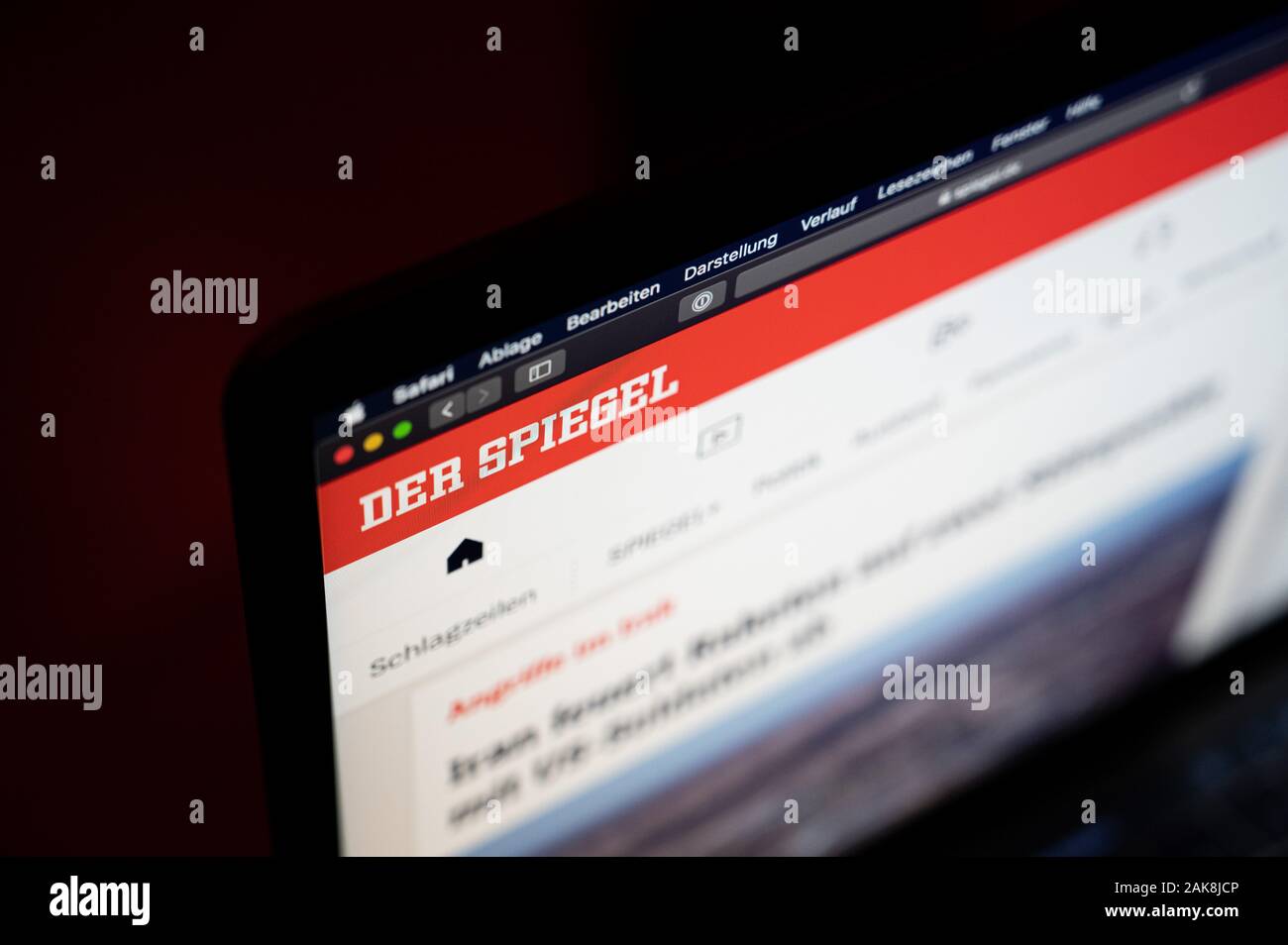 Hamburgo, Alemania. 08 ene, 2020. El sitio web de la revista de noticias "Der Spiegel" pueden ser vistos en una portátil. Después de unos 25 años, el nombre y el logo 'Spiegel Online' desaparecerá. El sitio web ahora se llama 'Der Spiegel', al igual que la revista de noticias. Crédito: Daniel Reinhardt/dpa/Alamy Live News Foto de stock