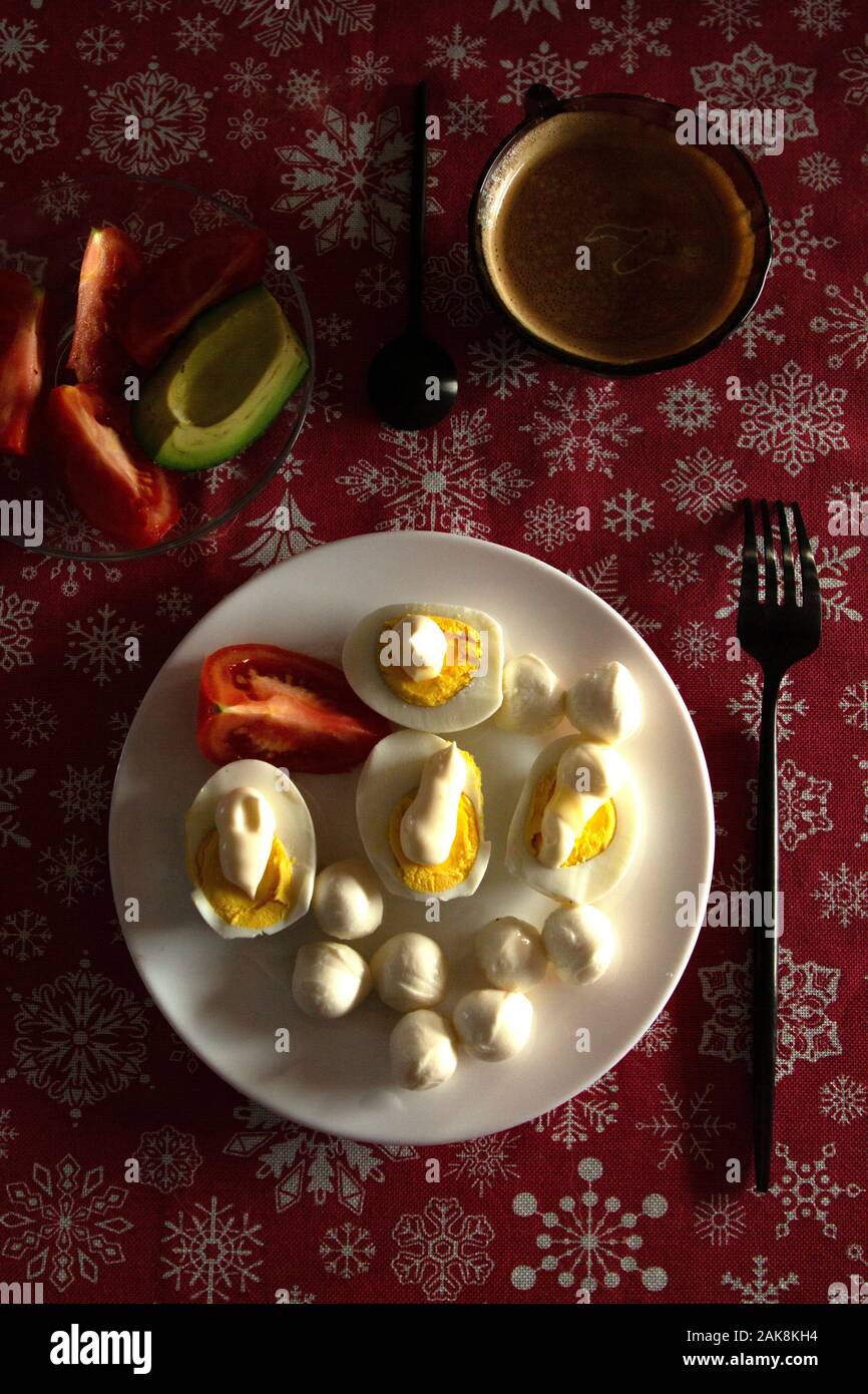 Cetogï¿½ica saludable desayuno. Ceto low-carb huevos cocidos con mayonesa casera y mozzarella. La mejor dieta para el cerebro. Foto de stock