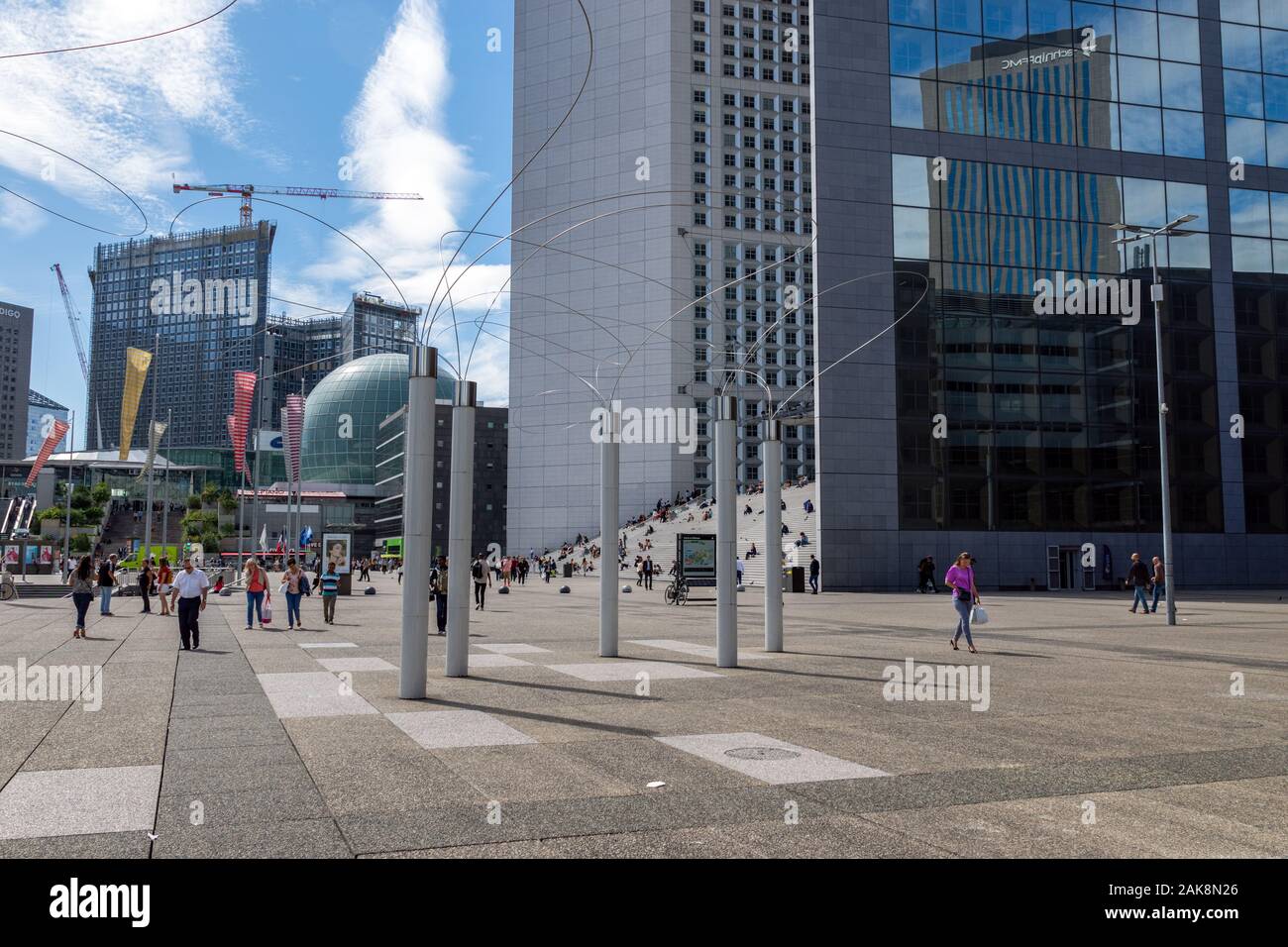 Paris, Francia: Ciudad del distrito de negocios de La Défense, cerca de París, con obras de arte Utsurohi en primer plano Foto de stock