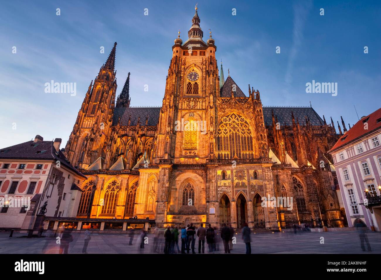 Catedral de San Vito con la torre del reloj en el lado sur al atardecer Foto de stock