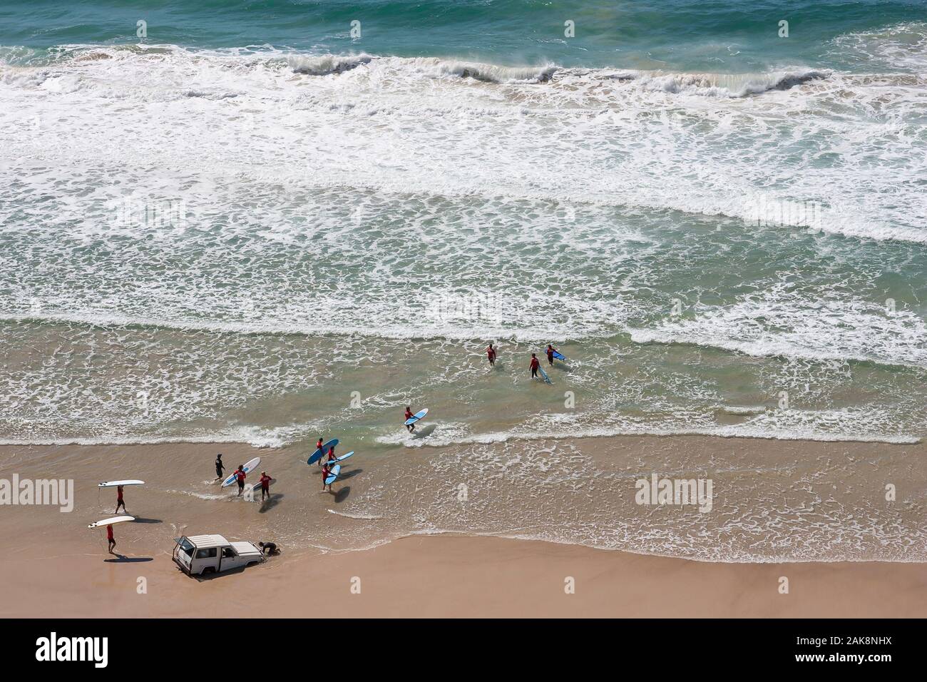 vista aérea de un grupo de surfistas en la playa Foto de stock