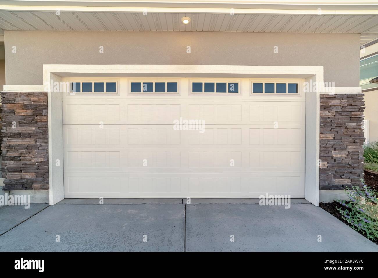 Automatic garage door fotografías e imágenes de alta resolución - Alamy