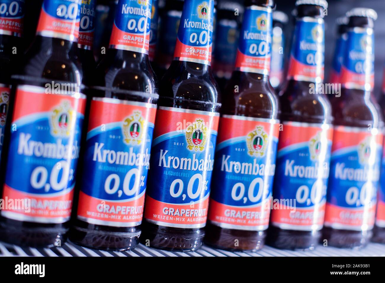 En Dusseldorf, Alemania. 08 ene, 2020. Krombacher sin alcohol con pomelo  estará disponible en un refrigerador antes del comienzo de la conferencia  de prensa anual de la Krombacher. Aquí Krombacher da una