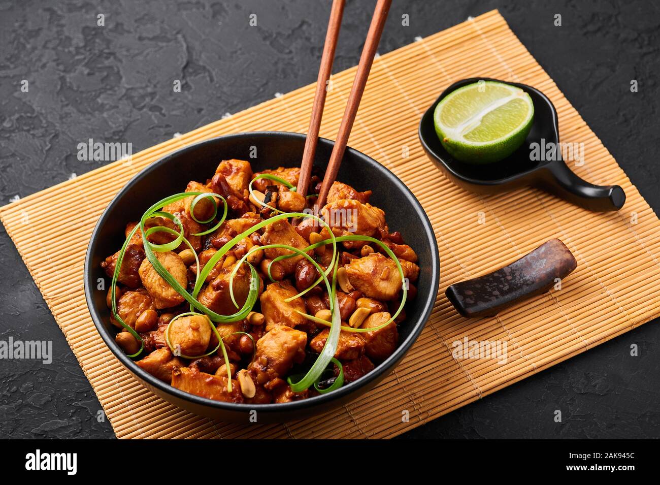 Kung Pao o pollo gong bao Ji Ding en pizarra oscura de fondo. Sichuan