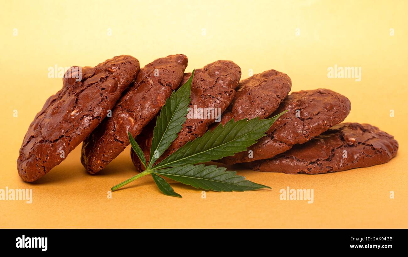 Cookies con la marihuana medicinal, el cannabis la droga sobre fondo  amarillo de alimentos Fotografía de stock - Alamy