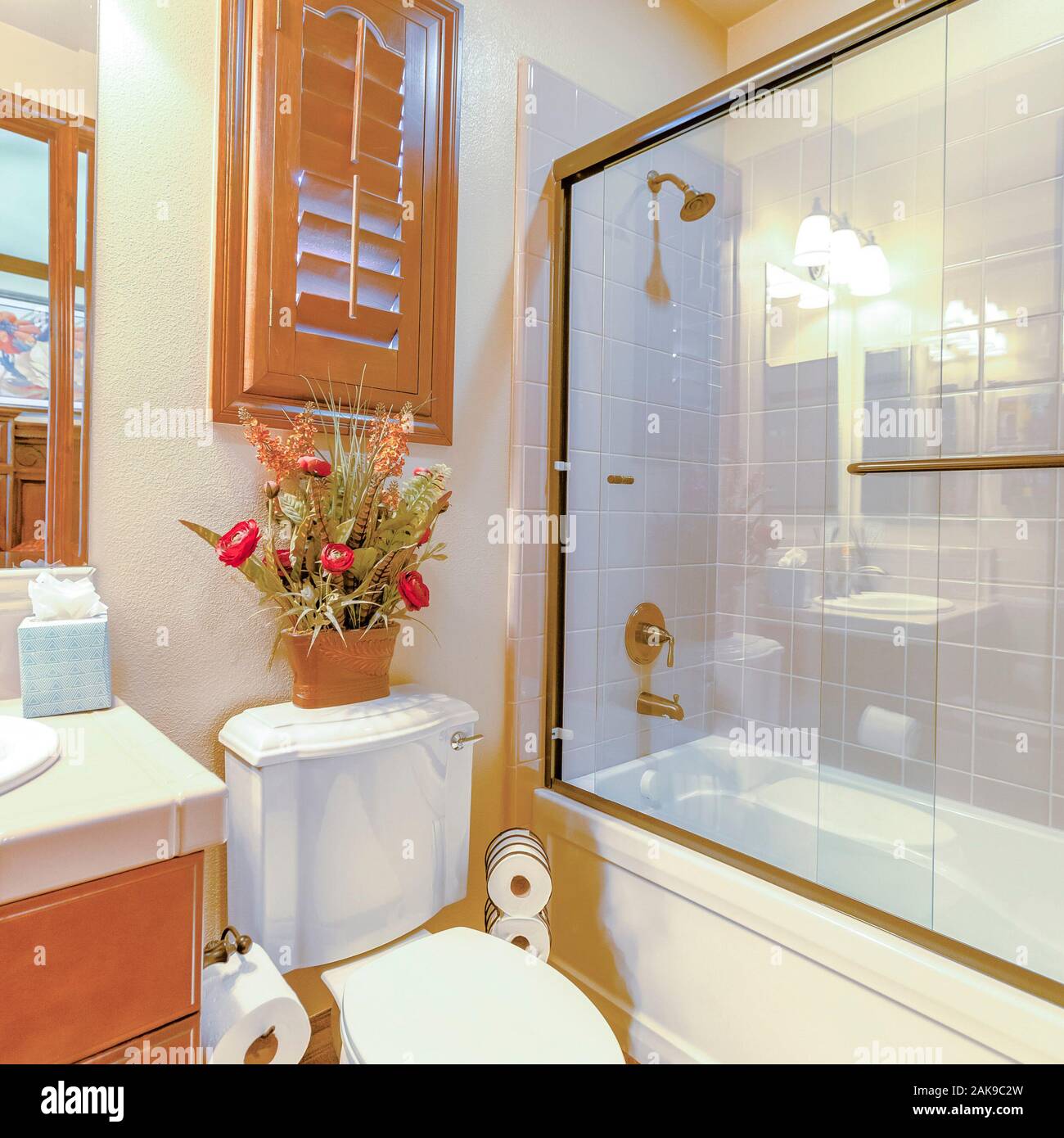 Bastidor Cuadrado baño principal en casa de lujo con ducha de cristal  grande Fotografía de stock - Alamy