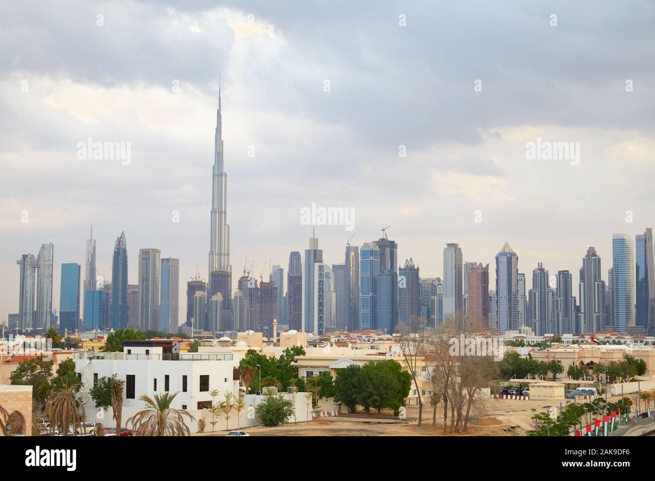Rascacielos Burj Dubai, rascacielos y zona residencial en un día nublado Foto de stock